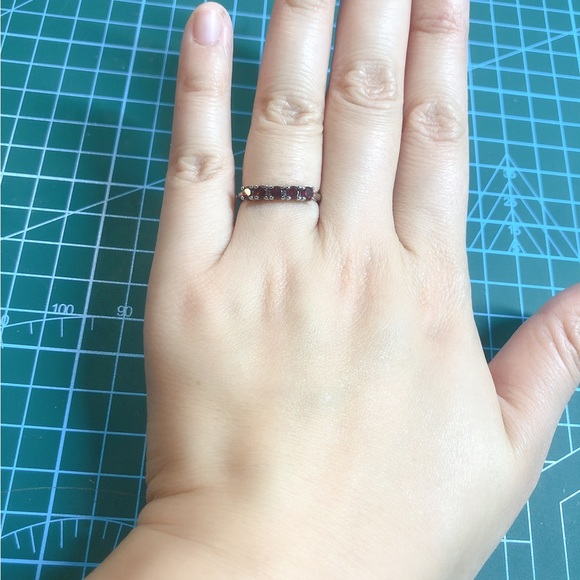 Garnet band ring - Picture 5 of 8